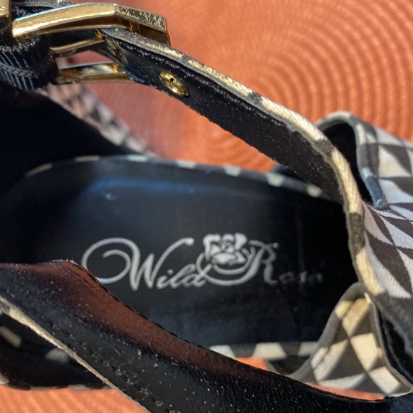 Wild Roses Stilettos sz. 7.5 black & white houndstooth pattern w/ gold accents. - Picture 3 of 8